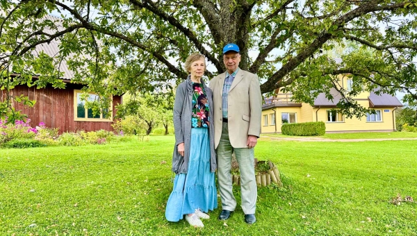 Reet Tõllasepp ja Toivo Tootsen on koos olnud 41 aastat, mida saab nimetada ka raudseks sidemeks. Pildil on Reet ja Toivo tamme all, mis on istutatud Reeda sünnipäeval, samale ajale langeb ka Reeda ja Toivo laulatamine Rõuge kirikus. Tamm, perekonnast Quercus robu, on meie rahvuspuu ja tähendab keldi keeles quer (ilus) ja cus (puu) ning liiginimetus robur on ladina keeles võim ehk siis ilus võimas puu, mille all seista, vaadata, mõtteid mõlgutada. Foto: Kalev Annom